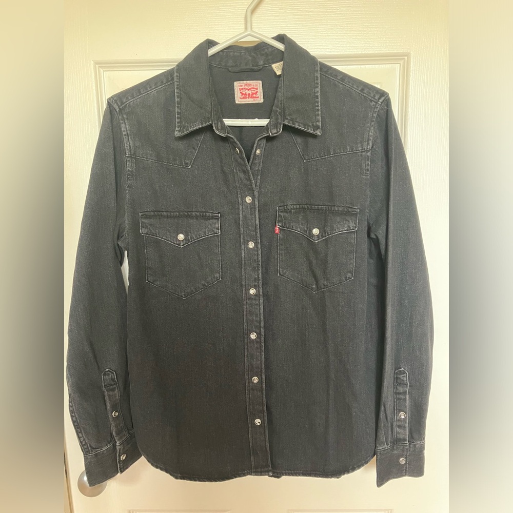 Levi's Women’s Charcoal Button Down Shirt. Medium. Like new.